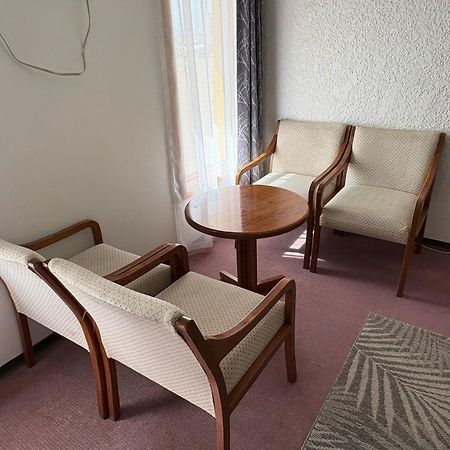 Maple Creek Motor Inn מראה חיצוני תמונה