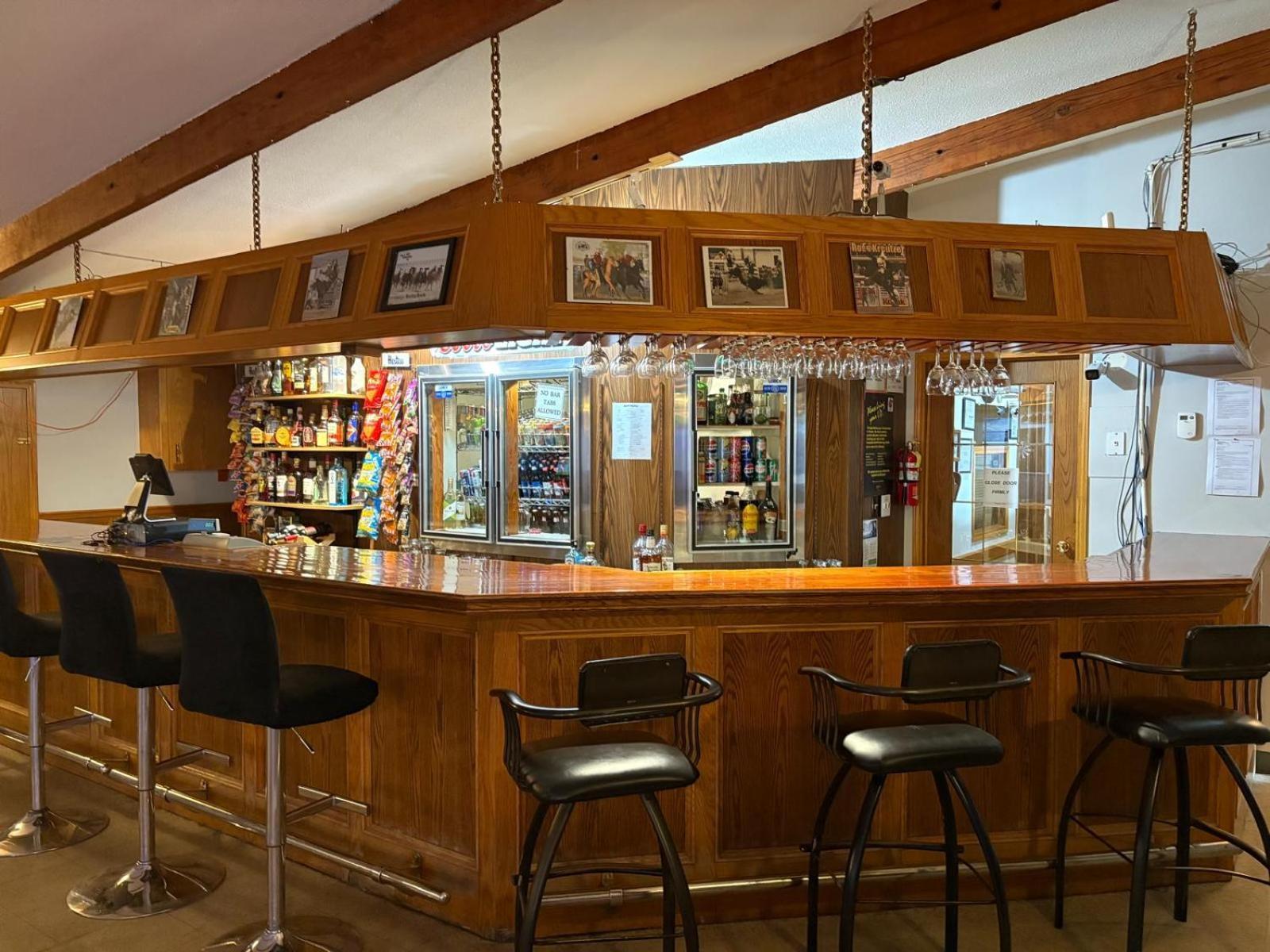 Maple Creek Motor Inn מראה חיצוני תמונה