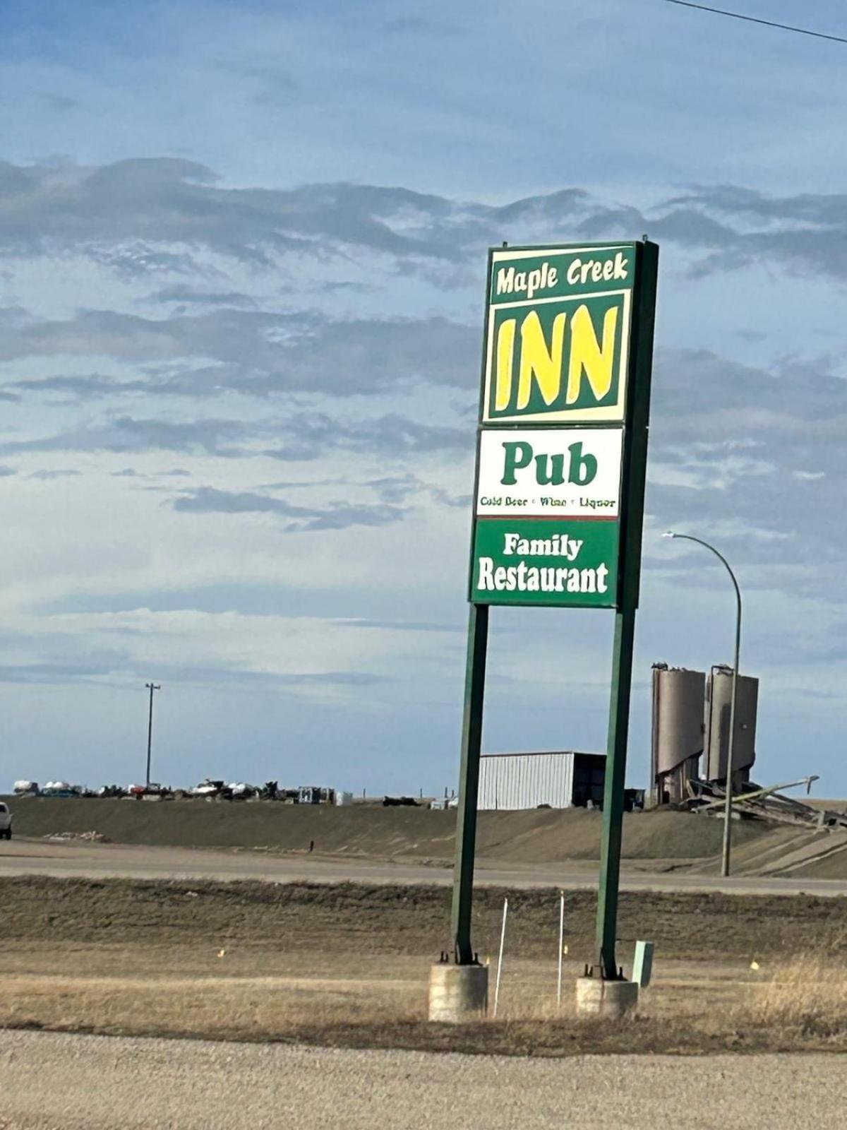 Maple Creek Motor Inn מראה חיצוני תמונה