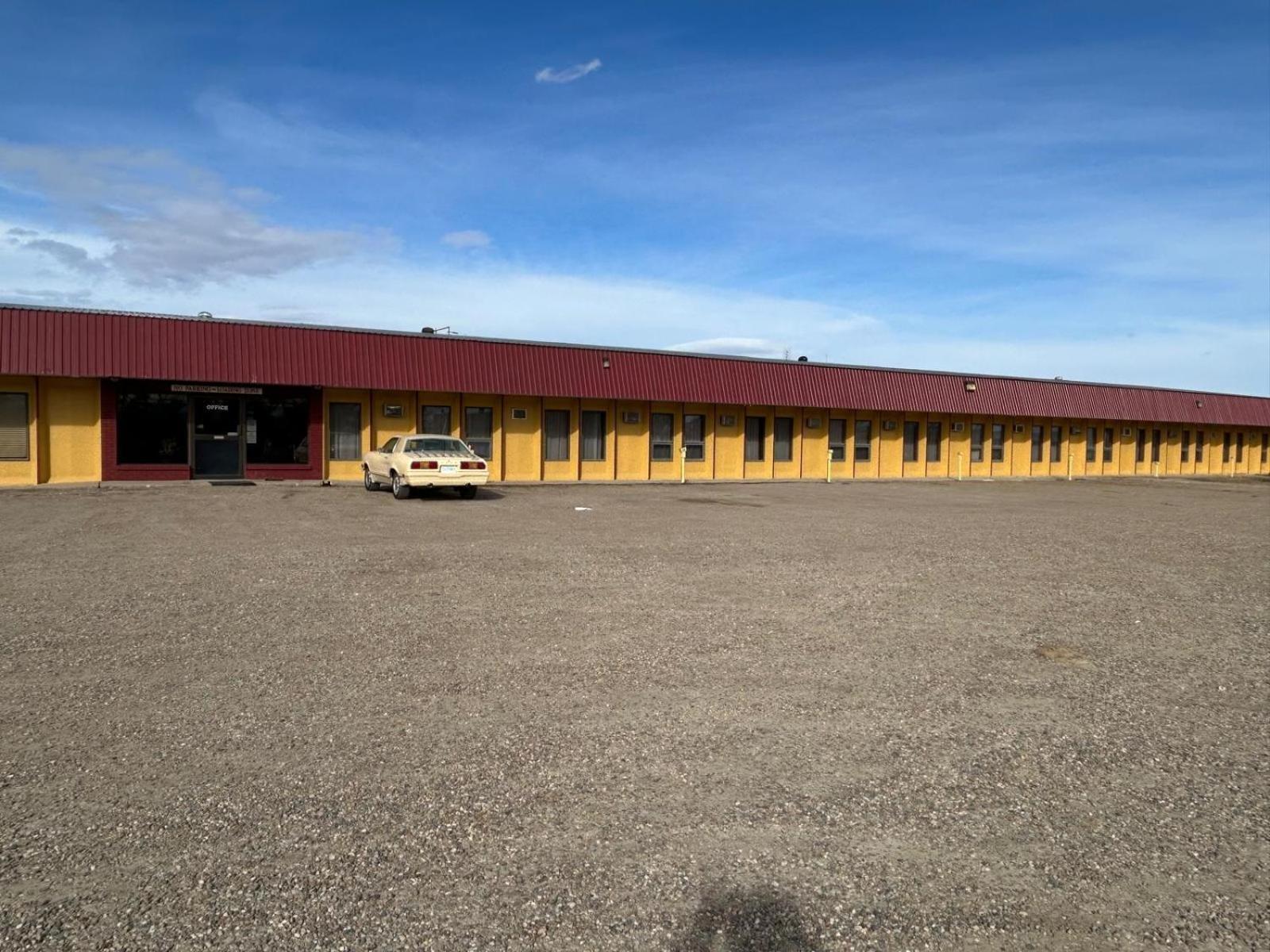 Maple Creek Motor Inn מראה חיצוני תמונה