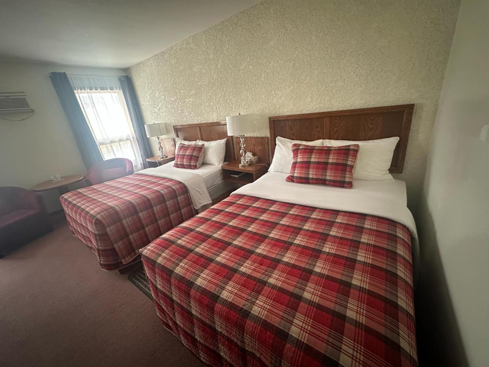 Maple Creek Motor Inn מראה חיצוני תמונה