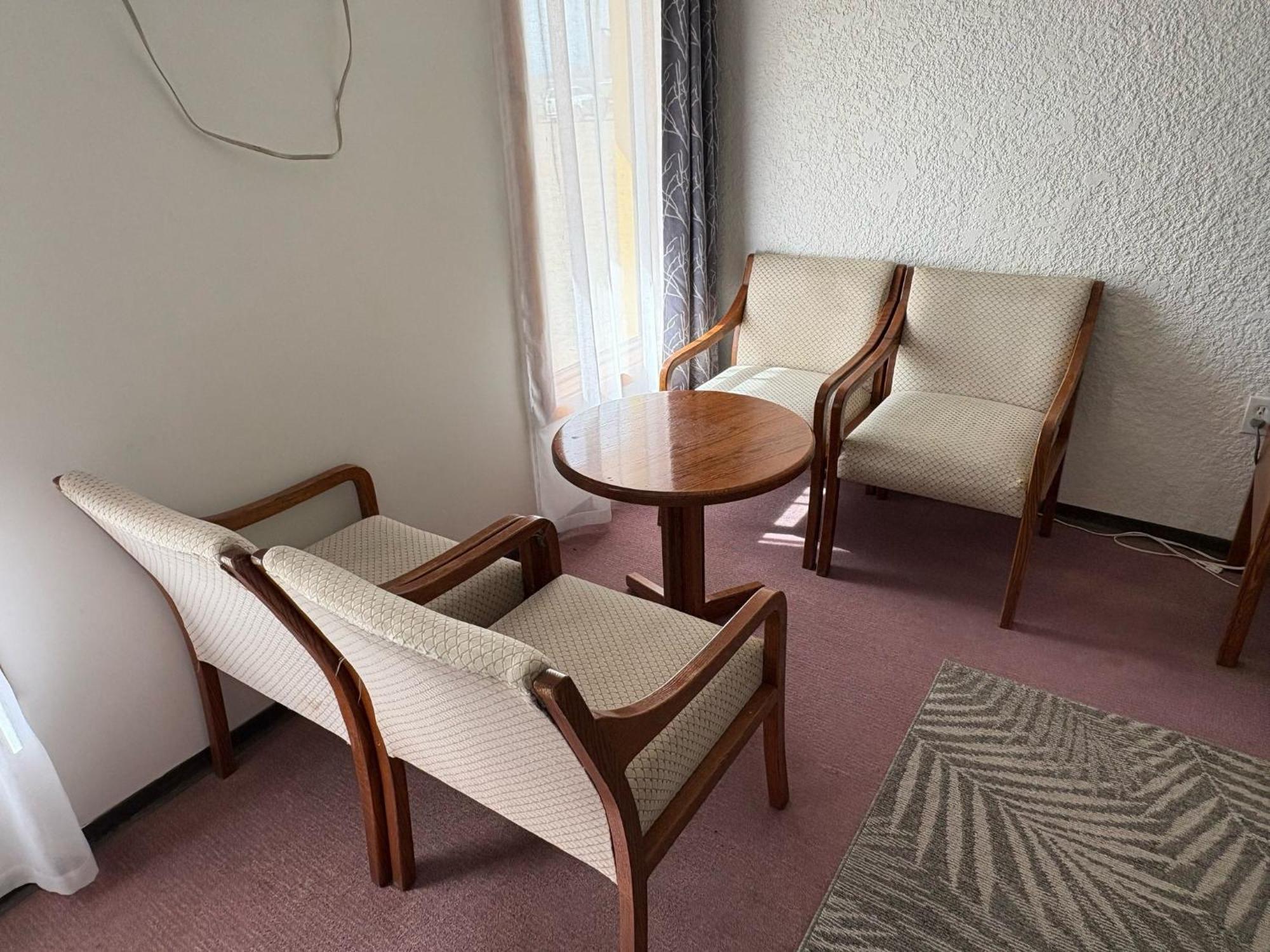 Maple Creek Motor Inn מראה חיצוני תמונה