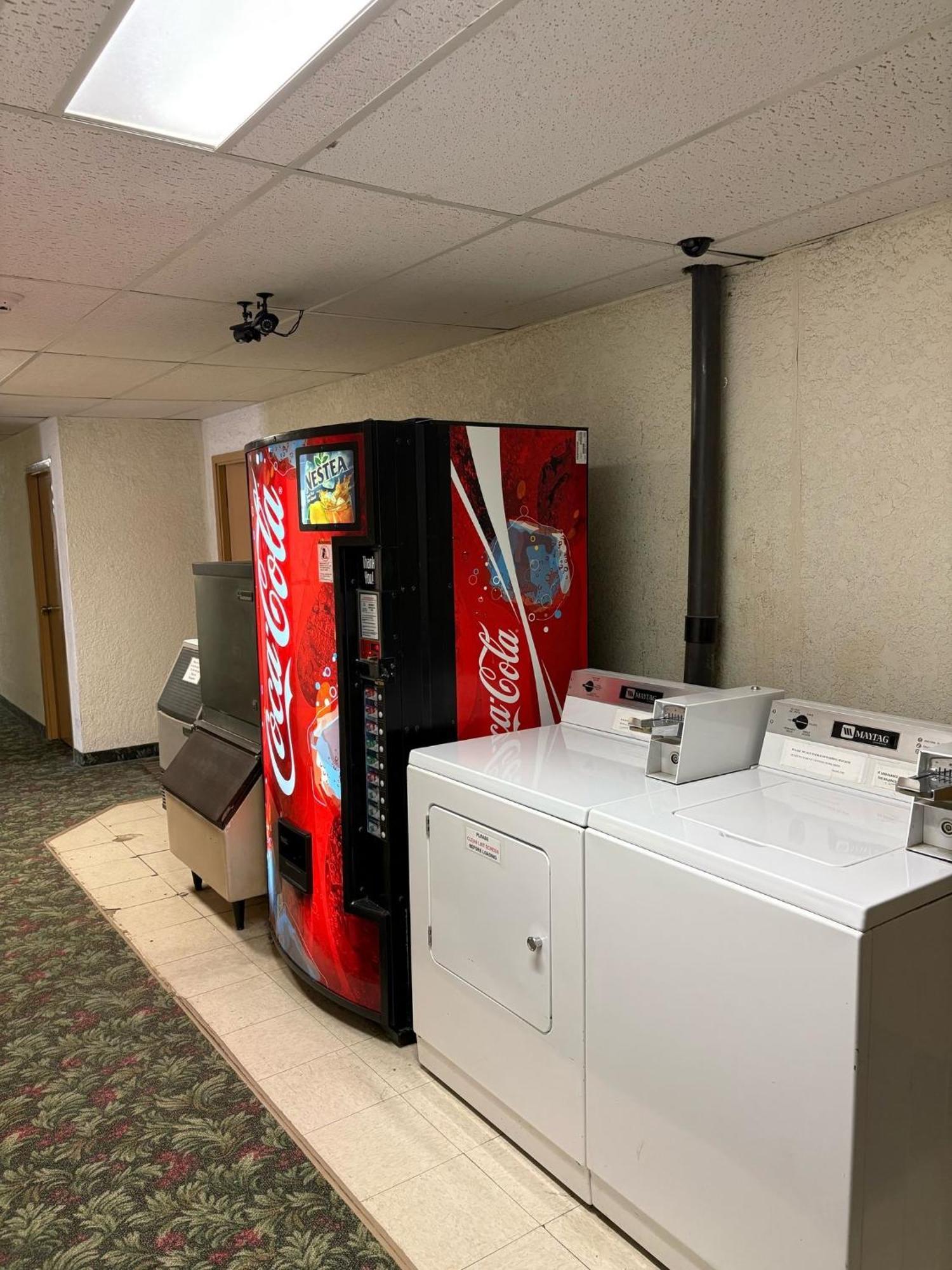 Maple Creek Motor Inn מראה חיצוני תמונה