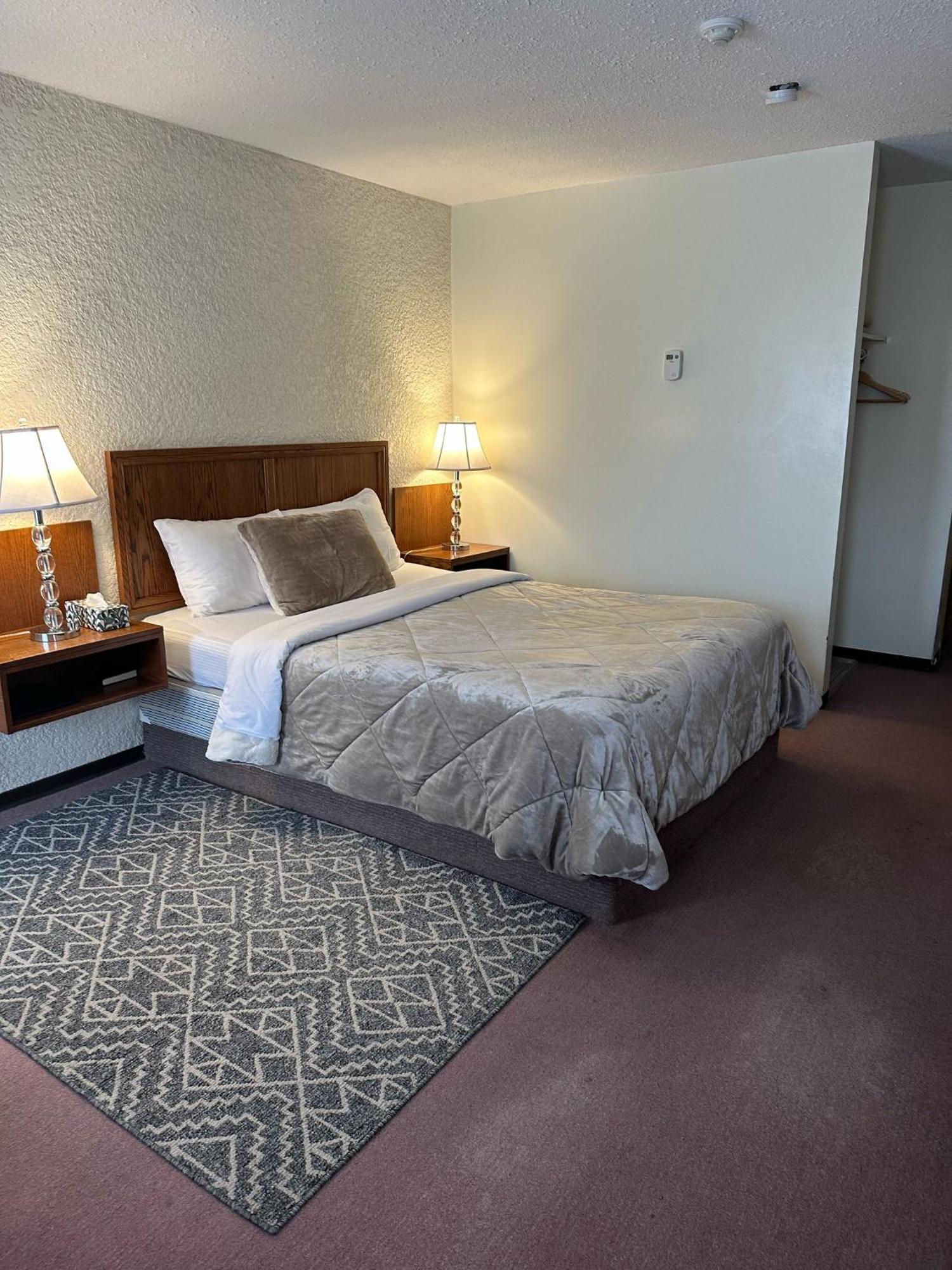 Maple Creek Motor Inn מראה חיצוני תמונה