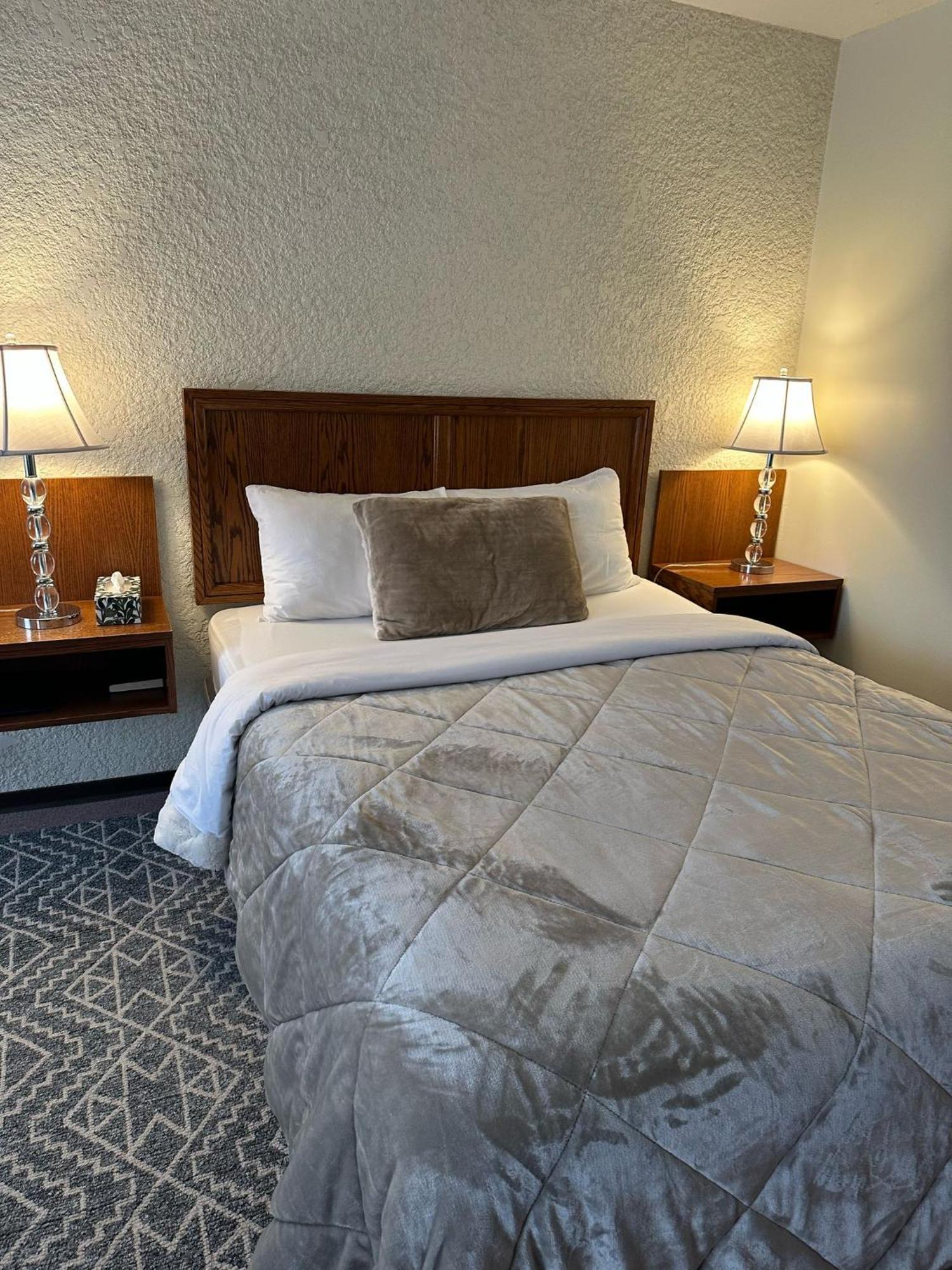 Maple Creek Motor Inn מראה חיצוני תמונה