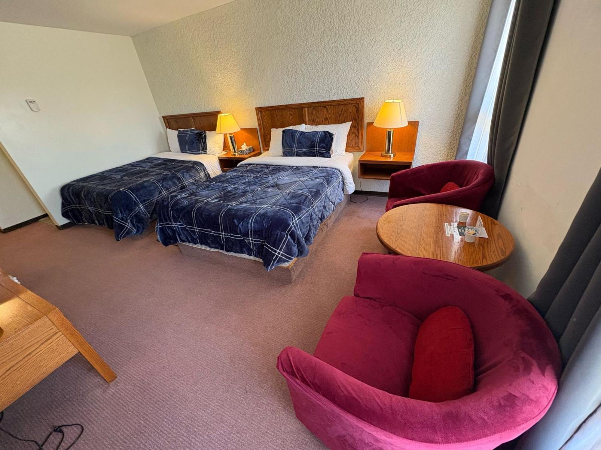 Maple Creek Motor Inn מראה חיצוני תמונה