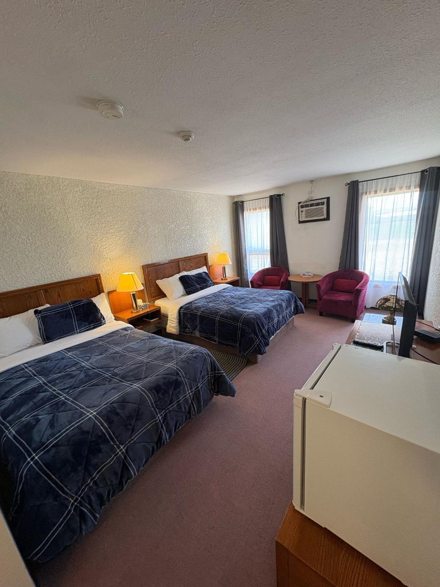 Maple Creek Motor Inn מראה חיצוני תמונה