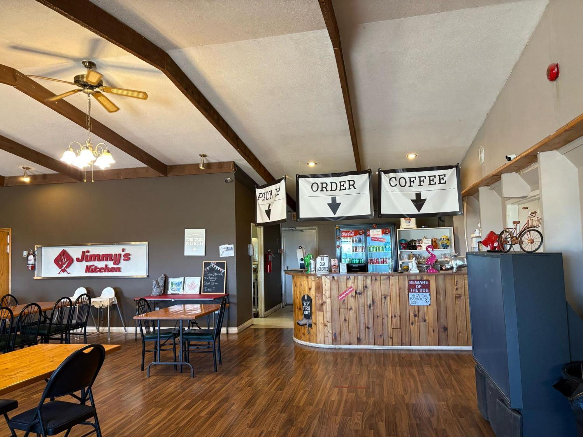 Maple Creek Motor Inn מראה חיצוני תמונה