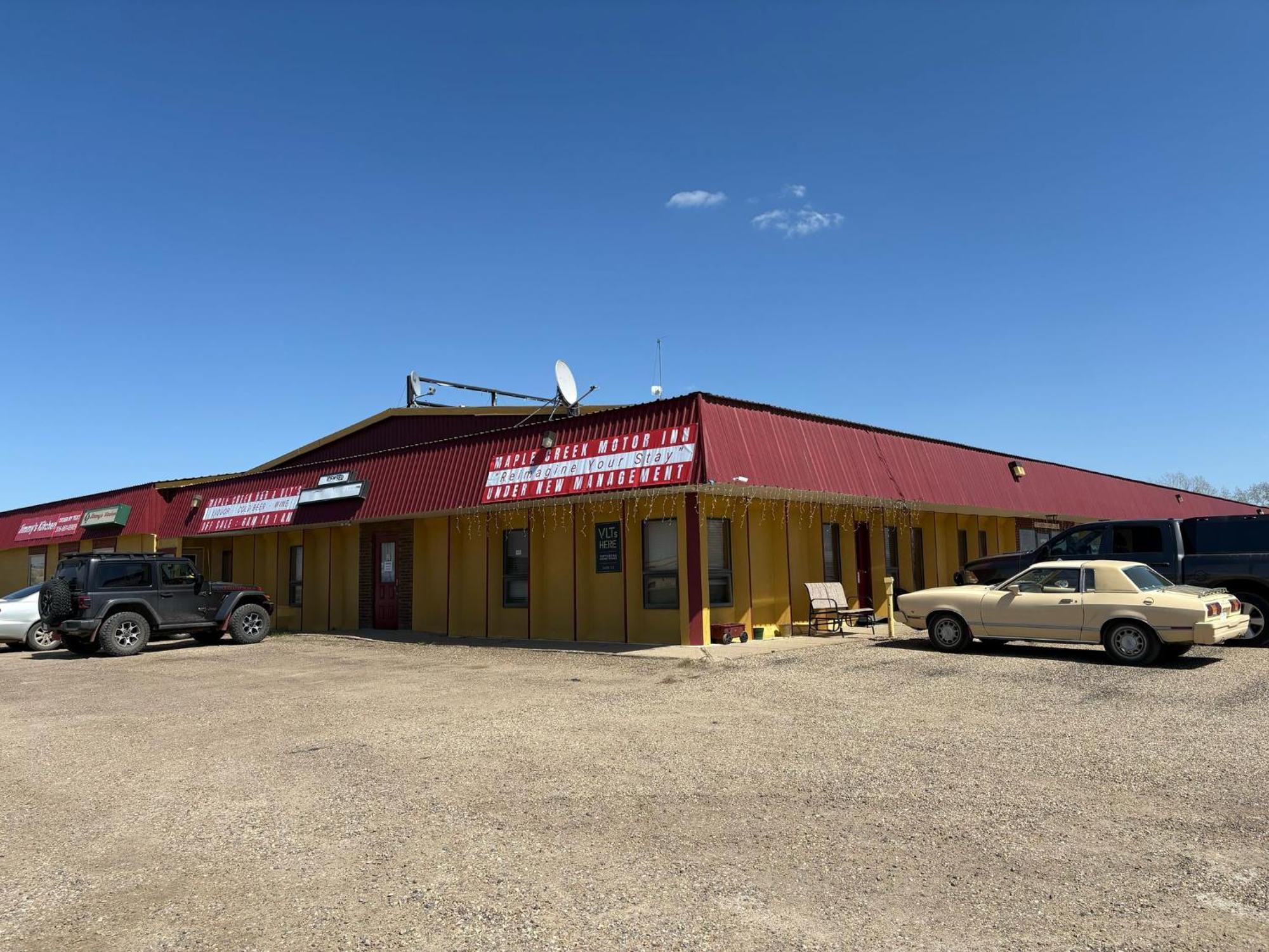 Maple Creek Motor Inn מראה חיצוני תמונה