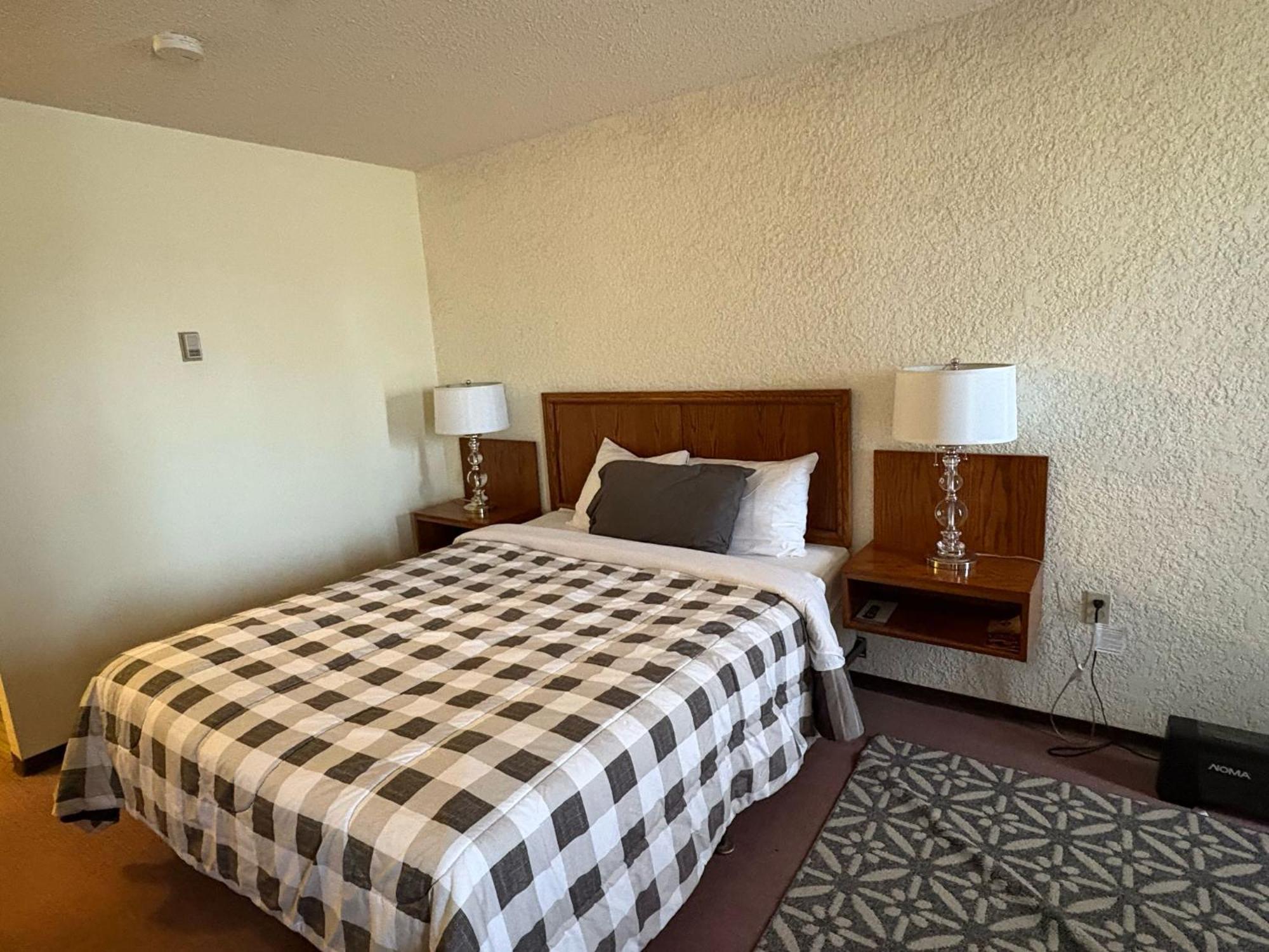 Maple Creek Motor Inn מראה חיצוני תמונה