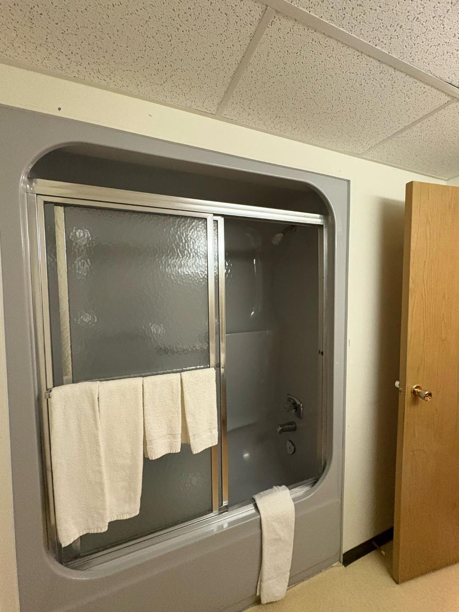 Maple Creek Motor Inn מראה חיצוני תמונה