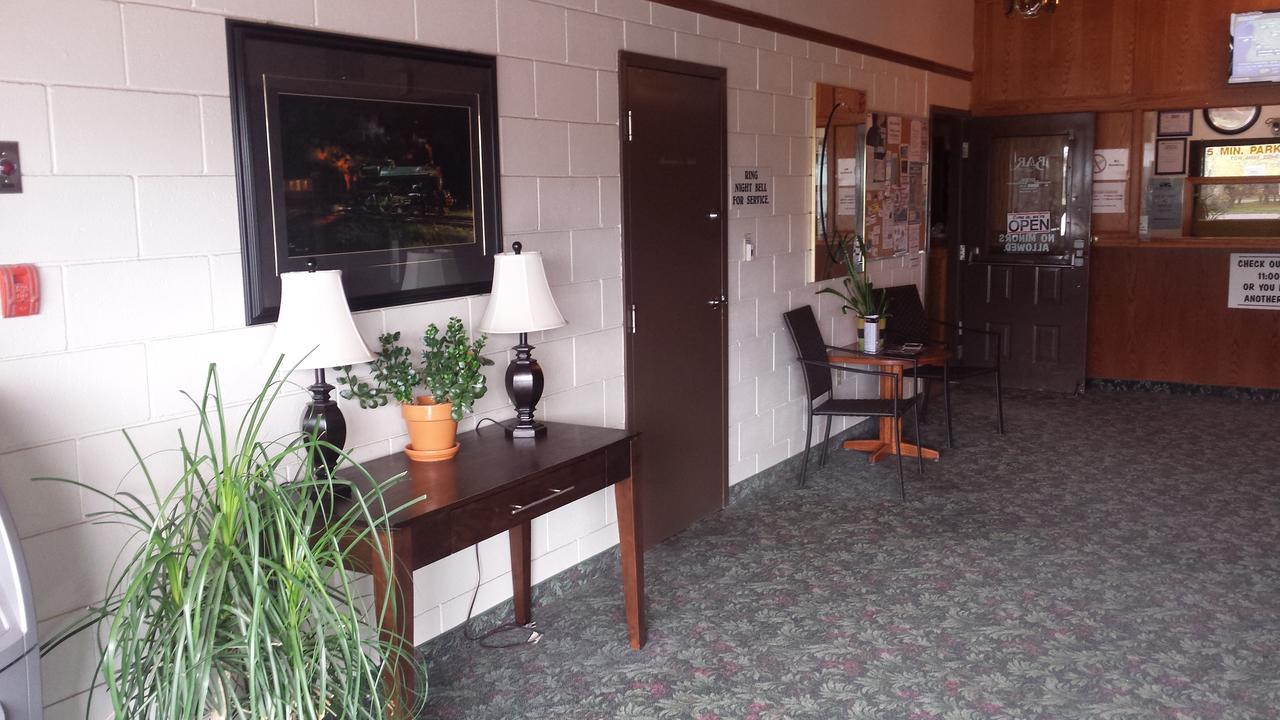 Maple Creek Motor Inn מראה חיצוני תמונה