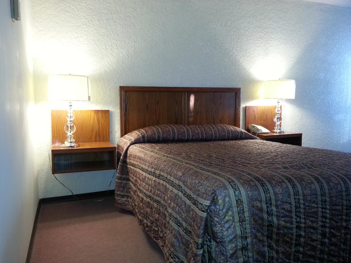 Maple Creek Motor Inn מראה חיצוני תמונה