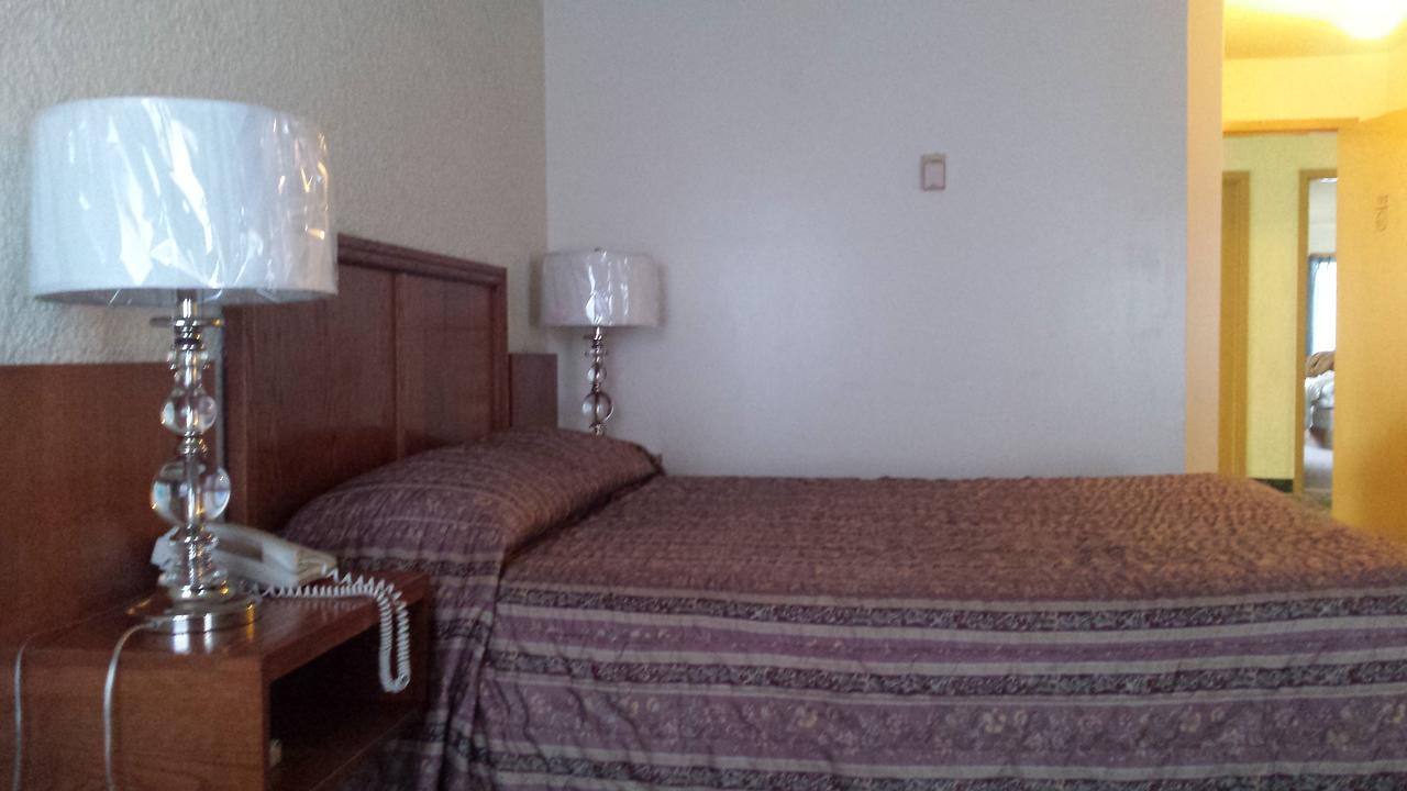 Maple Creek Motor Inn מראה חיצוני תמונה