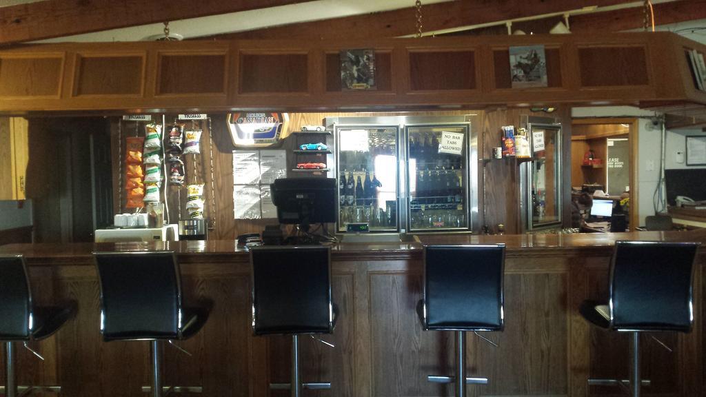 Maple Creek Motor Inn מראה חיצוני תמונה