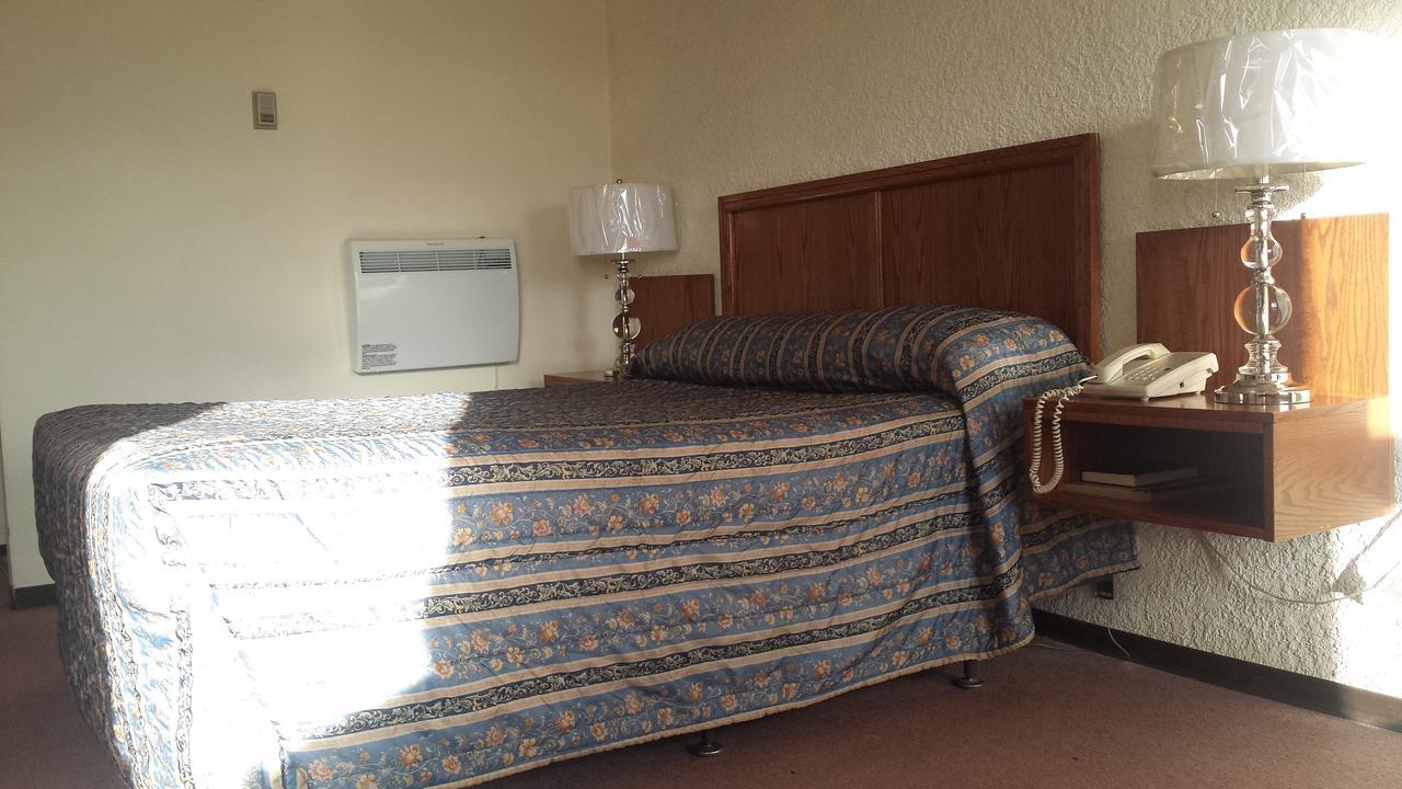 Maple Creek Motor Inn מראה חיצוני תמונה