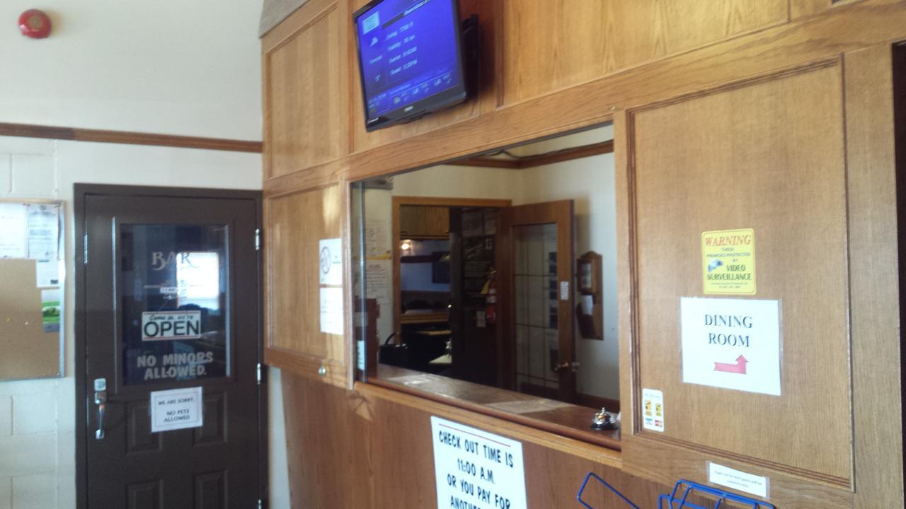 Maple Creek Motor Inn מראה חיצוני תמונה